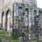 Foto: "Base antigua iglesia - Monasterio de Caaveiro" de Fotos de Galicia