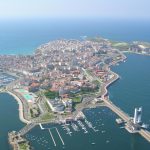 Foto: "Vista aérea de Coruña: Puerto, Castillo San Antón, Hospital Militar y Torre de Control" de Sergio Díaz