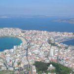 Foto: "Vista aérea de Coruña: Playa de Riazor, Puerto y Casa de las Ciencias" de Sergio Díaz
