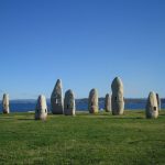 Foto: "Familia de Menhires por la Paz - Manolo Paz - Torre Hércules" de Fotos de Galicia