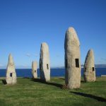 Foto: "Familia de Menhires por la Paz - Manolo Paz (Campo da Rata)" de Fotos de Galicia
