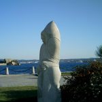Foto: "Estatua: "Expedición filantrópica da vacina do Dr Balmís". Al fondo el Castillo de San Antón" de Jorge F. Nóvoa