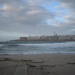Foto: "Playa de Riazor, Torre de Hércules y Domus en otoño" de Fotos de Galicia