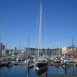 Foto: "Embarcación en el puerto con el Palacio de Exposiciones de A Coruña (Palexco) al fondo" de Fotos de Galicia