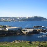 Foto: "Casa de los Peces. Al fondo Monte de San Pedro y barrio de Los Rosales" de Fotos de Galicia