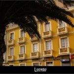 Foto: "Edificio en la Plaza Millán Astray de A Coruña" de Loreto  López Baltar