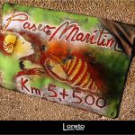 Foto: "Placa con distancia del Paseo Marítimo de A Coruña (5,5 Km)" de Loreto  López Baltar