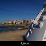 Foto: "Vista de la Playa de Orzán con el detalle de una farola del paseo marítimo" de Loreto  López Baltar