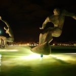 Foto: "Vista nocturna del monumento a los Surfistas" de Jorge F. Nóvoa