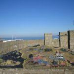 Foto: "Terraza-Mural cerámico de Pérez Porto - Castillo San Antón" de Fotos de Galicia Foto: "Terraza-Mural cerámico de Pérez Porto - Castillo San Antón" de Fotos de Galicia