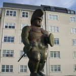 Foto: "Soldado Romano de Fernando Botero - Casa del Hombre - Domus en Coruña" de Fotos de Galicia