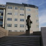 Foto: "Soldado Romano de Fernando Botero - Casa del Hombre - Domus en Coruña" de Fotos de Galicia