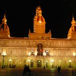 Foto: "Ayuntamiento de A Coruña en la Plaza de María Pita" de Juan y Gela
