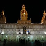 Foto: "Ayuntamiento de A Coruña en la Plaza de María Pita" de Juan y Gela