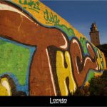 Foto: "Graffitti con Torre de Hércules al fondo" de Loreto López Baltar Foto: "Graffitti con Torre de Hércules al fondo" de Loreto López Baltar