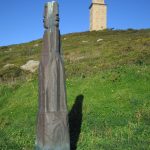 Foto: "Menhir Pentacefálico - Ramón Miranda - Torre Hércules" de Fotos de Galicia Foto: "Menhir Pentacefálico - Ramón Miranda - Torre Hércules" de Fotos de Galicia