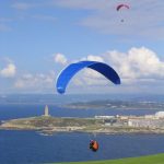 Foto: "Haciendo parapente en el Monte de San Pedro con la Torre de Hércules al fondo" de Carlos J. Escudero Foto: "Haciendo parapente en el Monte de San Pedro con la Torre de Hércules al fondo" de Carlos J. Escudero