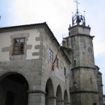 Foto: "Palacio de Bendaña (actualmente Hacienda) y Torre del Reloj. Plaza de la Constitución" de Fotos de Galicia