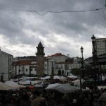 Foto: "Día de feria en Betanzos. Al fondo la Iglesia de Santo Domingo" de Fotos de Galicia