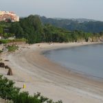 Foto: "Playa pequeña en Miño la tarde de San Juan con las hogueras preparadas" de Yak