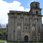 Foto: "Fachada del Monasterio de Monfero" de Yak