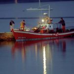Foto: "Rampla grande de Ares y limpieza de las redes en el Puerto de Ares" de Silas Garcia Cudilleiro