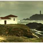 Foto: "Ermita de la Virgen do Porto con el faro de A Frouxeira al fondo" de JUAN MUIÑOZ SAENZ
