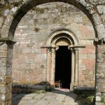 Foto: "Entrada de la Iglesia de Santa María das Areas en Fisterra" de Fotos de Galicia