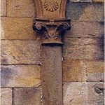Foto: "Columna con conha de peregrino en una fachada en Santiago de Compostela" de Loreto  López Baltar