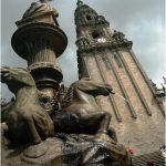 Foto: "Plaza de las Platerías con Fuente de los caballos y la Berenguerla (torre del reloj) en Santiago de Compostela" de Loreto  López Baltar