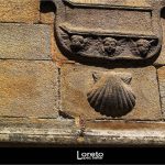 Foto: "Concha de peregrino en una fachada de Santiago de Compostela" de Loreto  López Baltar