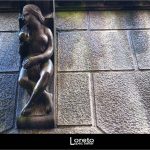 Foto: "Detalle escultórico en una calle de Santiago de Compostela" de Loreto  López Baltar