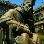 Foto: "Escultura de Alonso de Fonseca en el Colegio de Fonseca en el Campus universitario de Santiago de Compostela" de Loreto  López Baltar