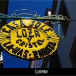 Foto: "Letrero típico en forja de un establecimiento en Santiago de Compostela" de Loreto  López Baltar