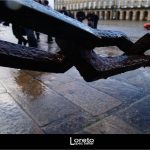 Foto: "Soportales del Pazo de Raxoi en la Plaza del Obradoiro de Santiago de Compostela" de Loreto  López Baltar