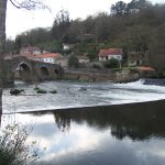 Foto: "Río Tambre con Ponte Maceira al fondo en Negreira" de Xaquín Caamaño Ramos