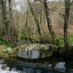Foto: "Ponte dos Mouros sobre el río Tinto en Bastavales (Brión)" de Elisa Framil