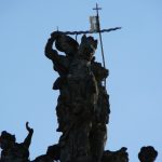 Foto: "Escultura de Santiago Apostol en el Pazo de Raxoi desde la Plaza del Obradoiro" de Juan y Gela