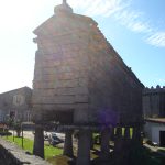 Foto: "Horreo diante do castelo de Vimianzo" de Maria S.V.