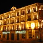 Foto: "Fachada de la Fundación Caixa Galicia en la Plaza Mayor de Lugo" de Fotos de Galicia