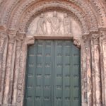 Foto: "Puerta septentrional de la Iglesia de Portomarín" de Xosé Manuel Meijome Sánchez