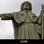 Foto: "Escultura del Apóstol Santiago en Portomarín" de Loreto  López Baltar