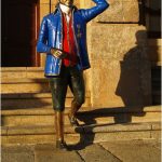 Foto: "Figura frente al Ayuntamiento de Ribadeo" de Loreto  López Baltar