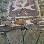 Foto: "Cruz de la encomienda de San Juan de Jerusalén-Castillo de TorreNovaes" de Jorge F. Nóvoa