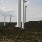 Foto: "Tamaño de los molinos de viente del Parque Eólico de Vilalba en Lugo" de laureano