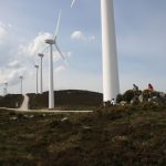 Foto: "Molinos de viento vs personas en el Parque Eólico de Vilalba en Lugo" de laureano
