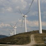 Foto: "Molinos de viento vs coche en el Parque Eólico de Vilalba en Lugo" de laureano