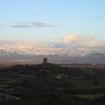 Foto: "Torre de Sandiás y al fondo Sierra de San Mamede" de Sandiás