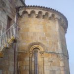 Foto: "Ábside de la Iglesia de Santa Maria de Castrelo de Mino-P1070558" de Fotos de Galicia