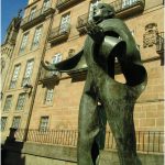 Foto: "Escultura homenaje a Otero Pedraio en Ourense" de Loreto  López Baltar